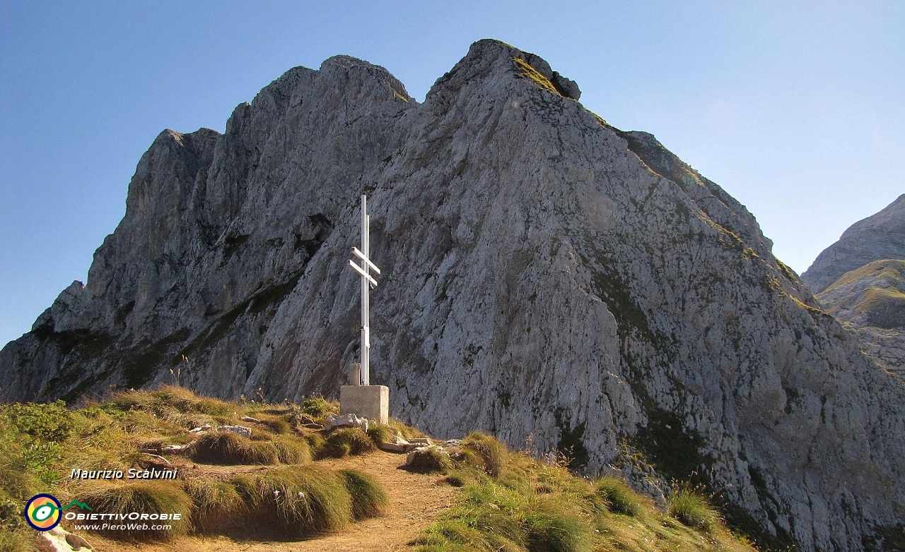 13 Ecco la croce della Bocchetta Ovest della Corna Piana....JPG